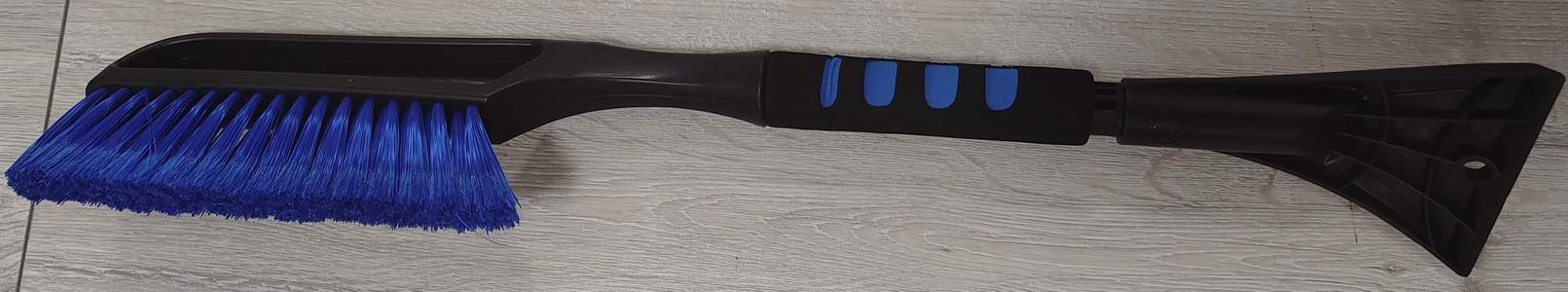 Щетка зимняя для снега со скребком средняя синяя, 60см