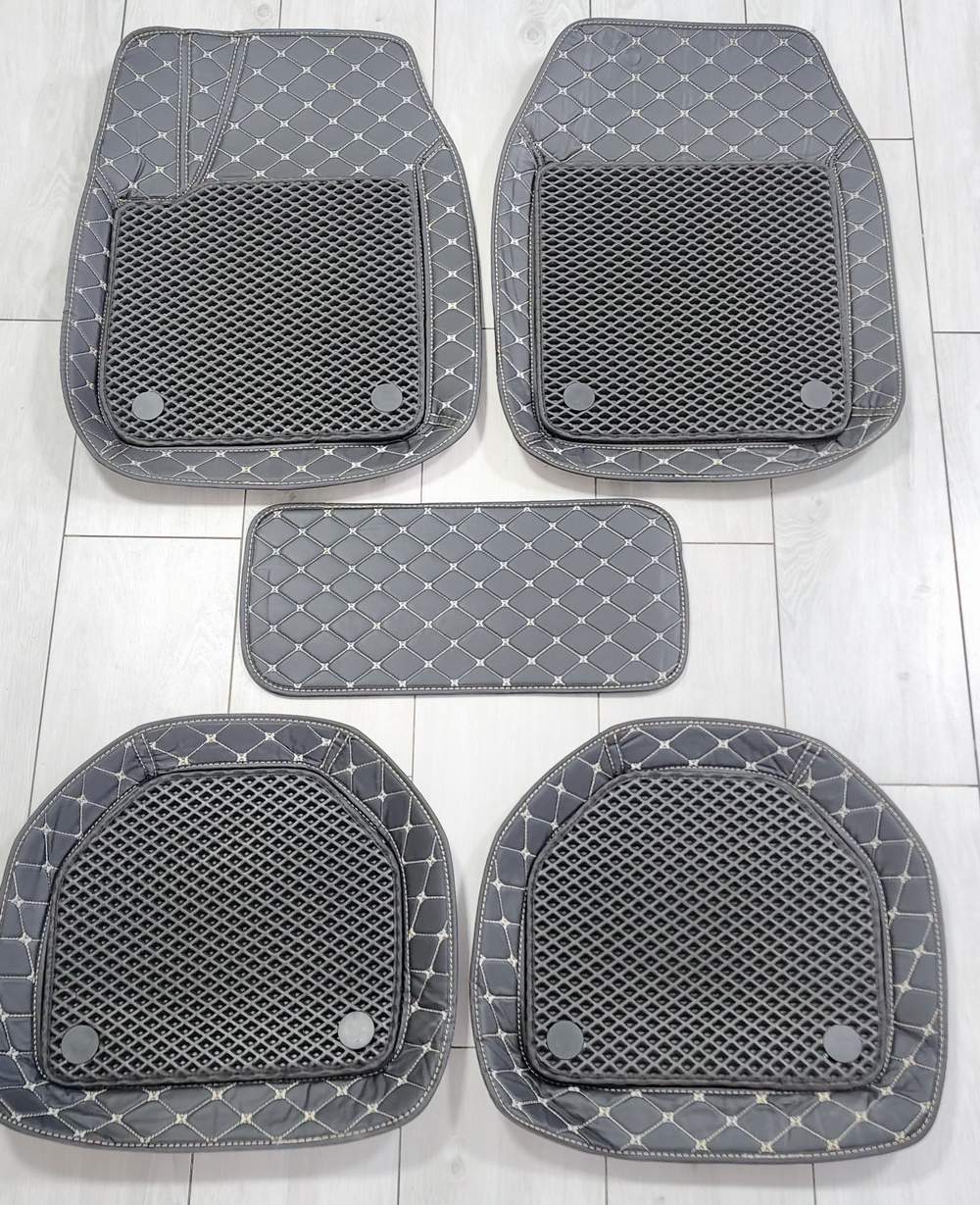 Полики с резиновой накладкой, прошитые бежевой нитью