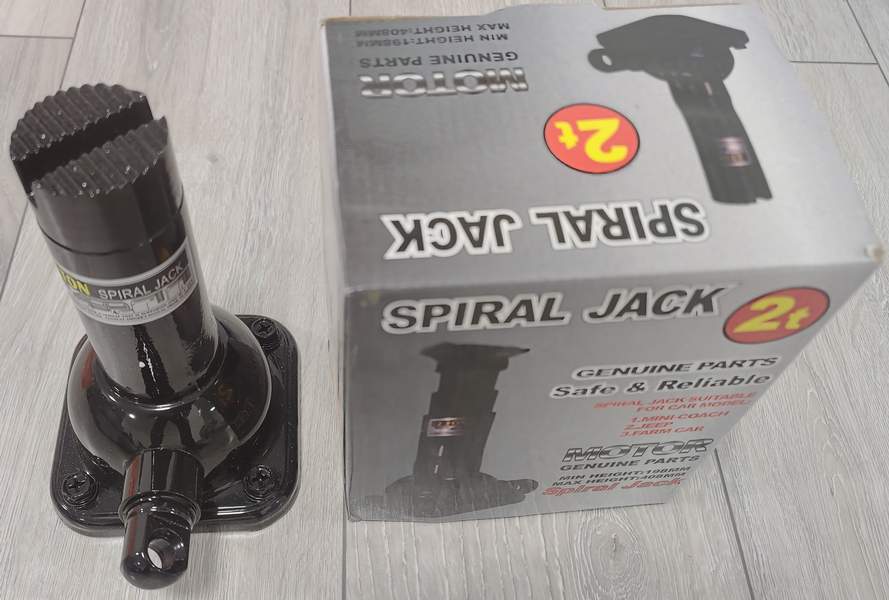 Домкрат винтовой телескопический двухштоковый 2т черный