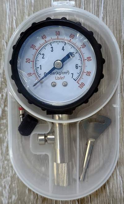 Манометр колёсный в прозрачном пластиковом футляре